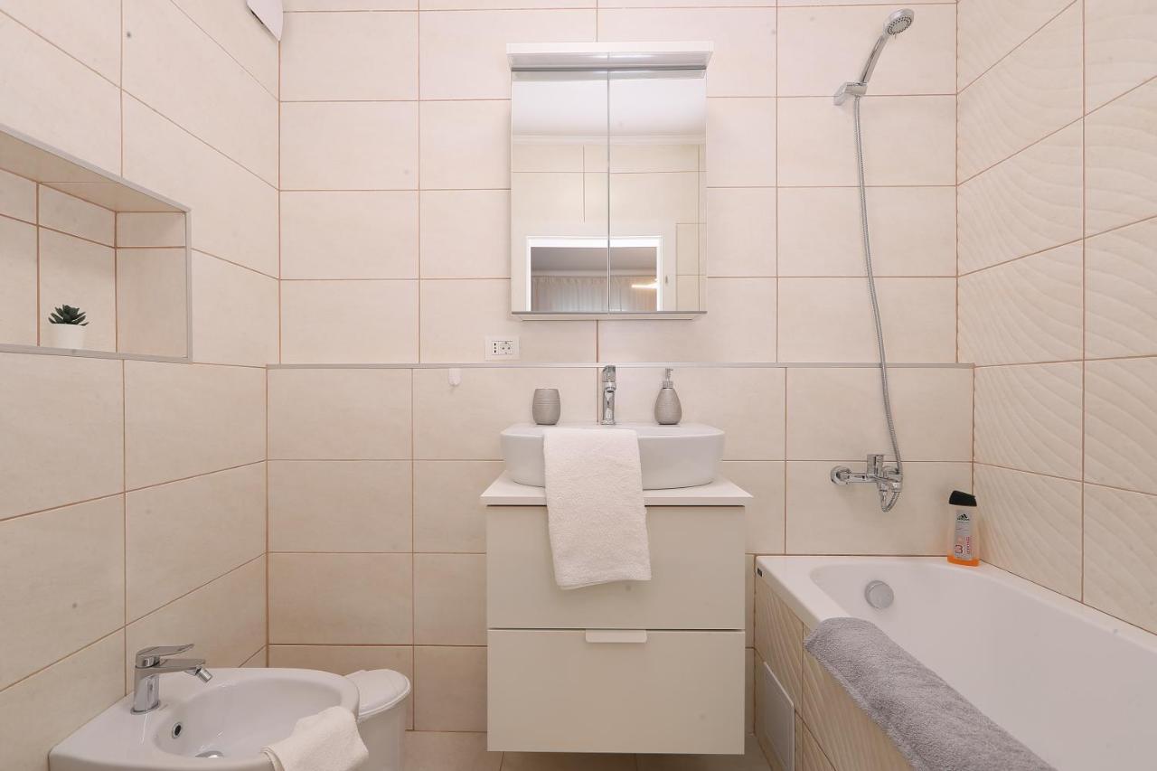 Julia'S Apartment Орадеа Екстериор снимка